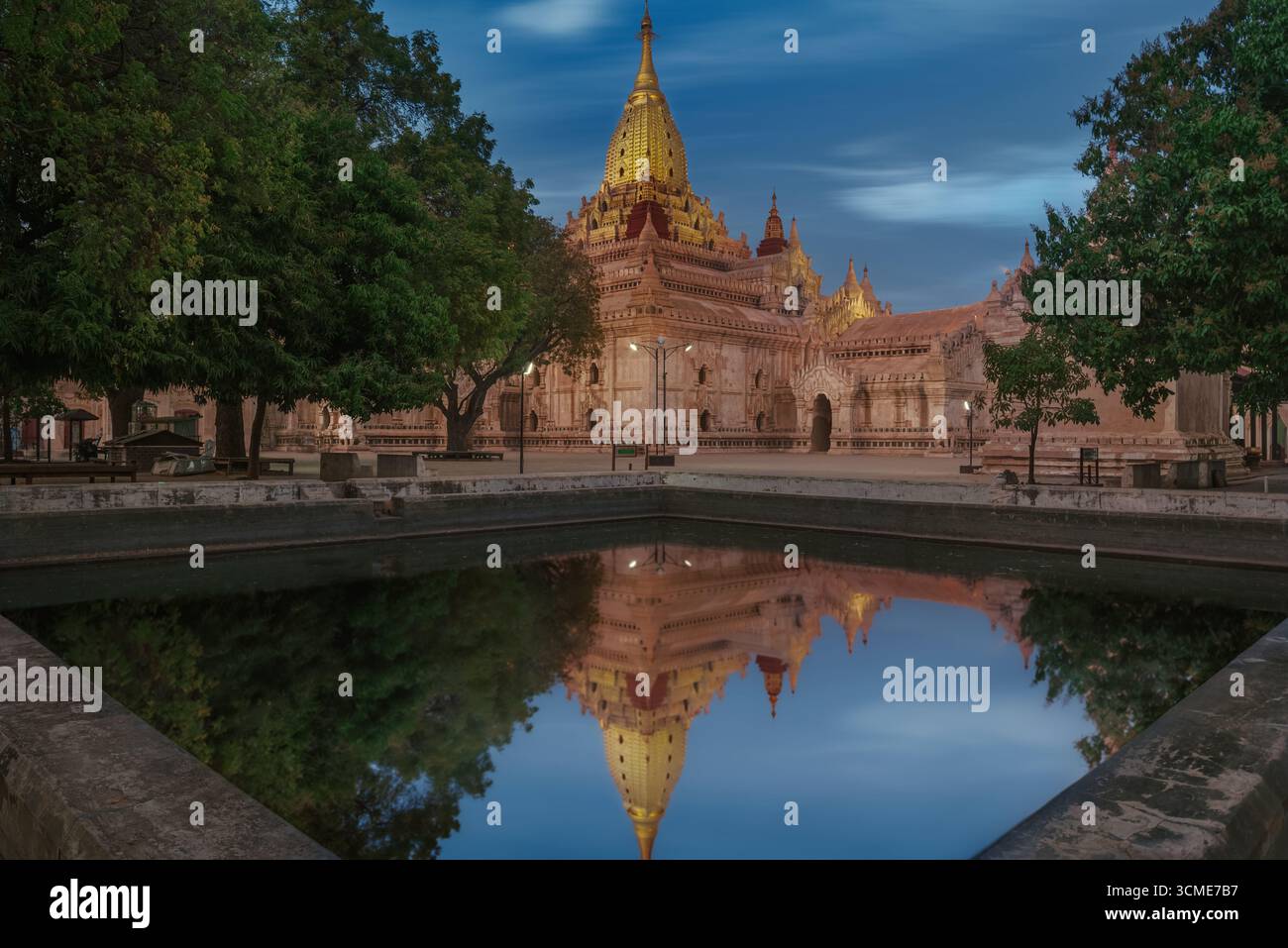 Temple Ananda avec Stupa doré et réflexion dans l'eau au coucher du soleil, Bagan Myanmar, capturé en octobre 2019 Banque D'Images