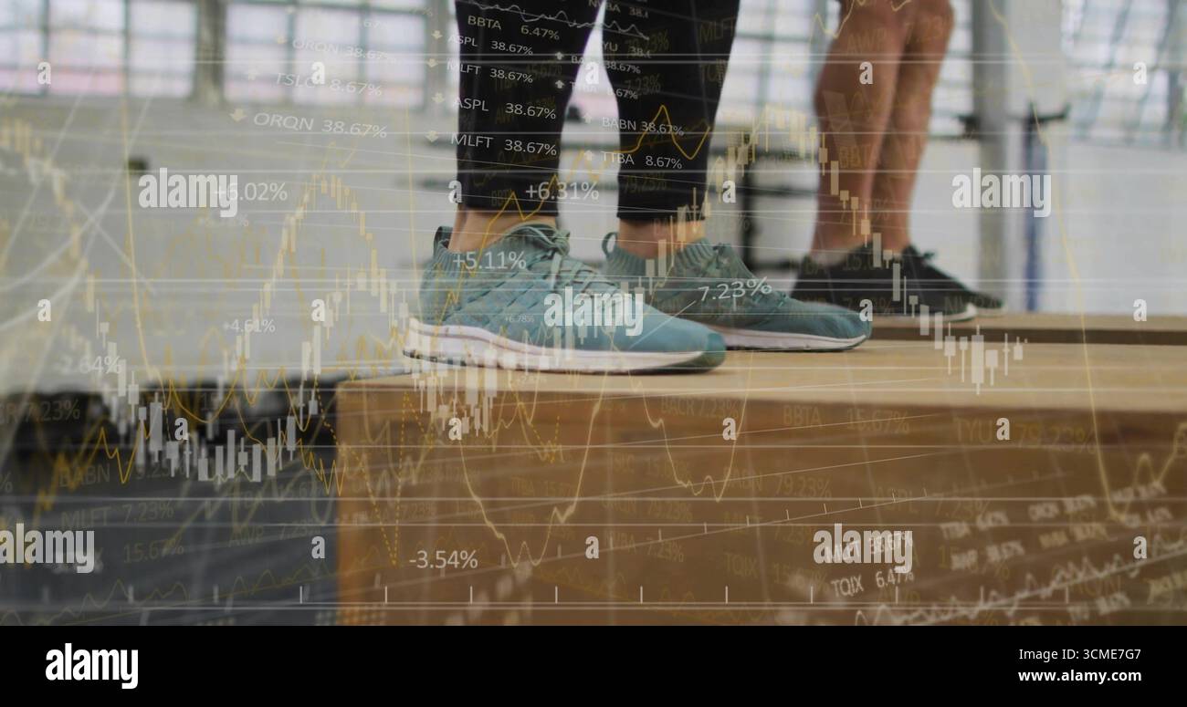 Équilibre sur la boîte, partenaires portant des chaussures sarcelle et noires dans un studio de fitness avec des superpositions de graphiques Banque D'Images