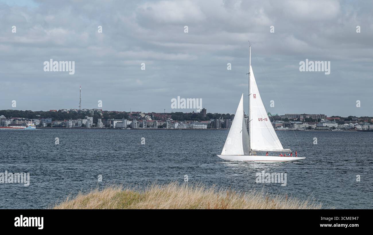 VIM US-15 naviguant dans le Sound. Construit en 1939, candidat à la Coupe de l’America 1958, navigant actuellement en Méditerranée. Kronborg, Danemark, août 2025 Banque D'Images