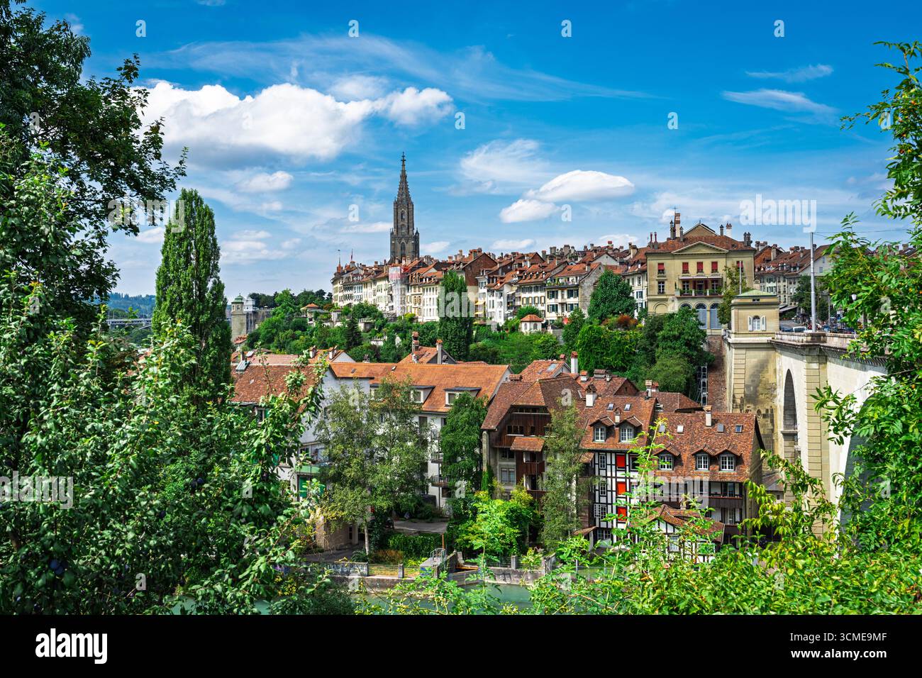 Paysage urbain de Berne Une vue pittoresque de la ville suisse avec des bâtiments historiques et une église imposante Banque D'Images