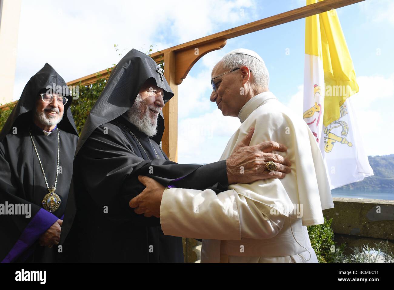 Vatican, Vatican. 16 septembre 2025. **NO LIBRI** Italie, Rome, Vatican 2025/9/16 le pape Léon XIV rencontre sa Sainteté Karekin II, Patriarche suprême et Catholicos de tous les Arméniens à sa résidence d'été à Castel Gandolfo photographie par LES MÉDIAS DU VATICAN / presse catholique crédit photo : Agence photo indépendante / Alamy Live News Banque D'Images