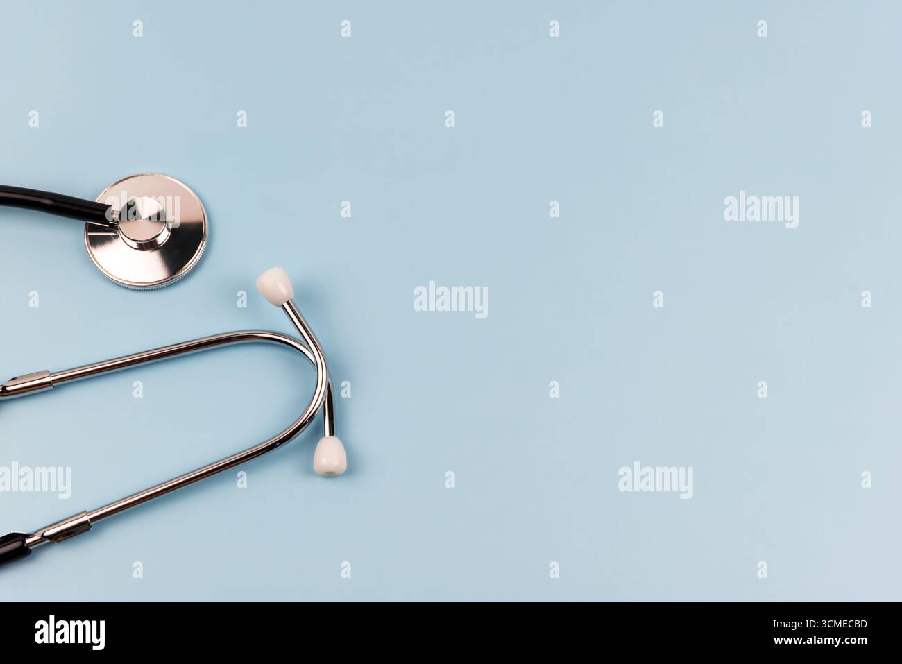 Gros plan du stéthoscope sur fond bleu concept médical Banque D'Images