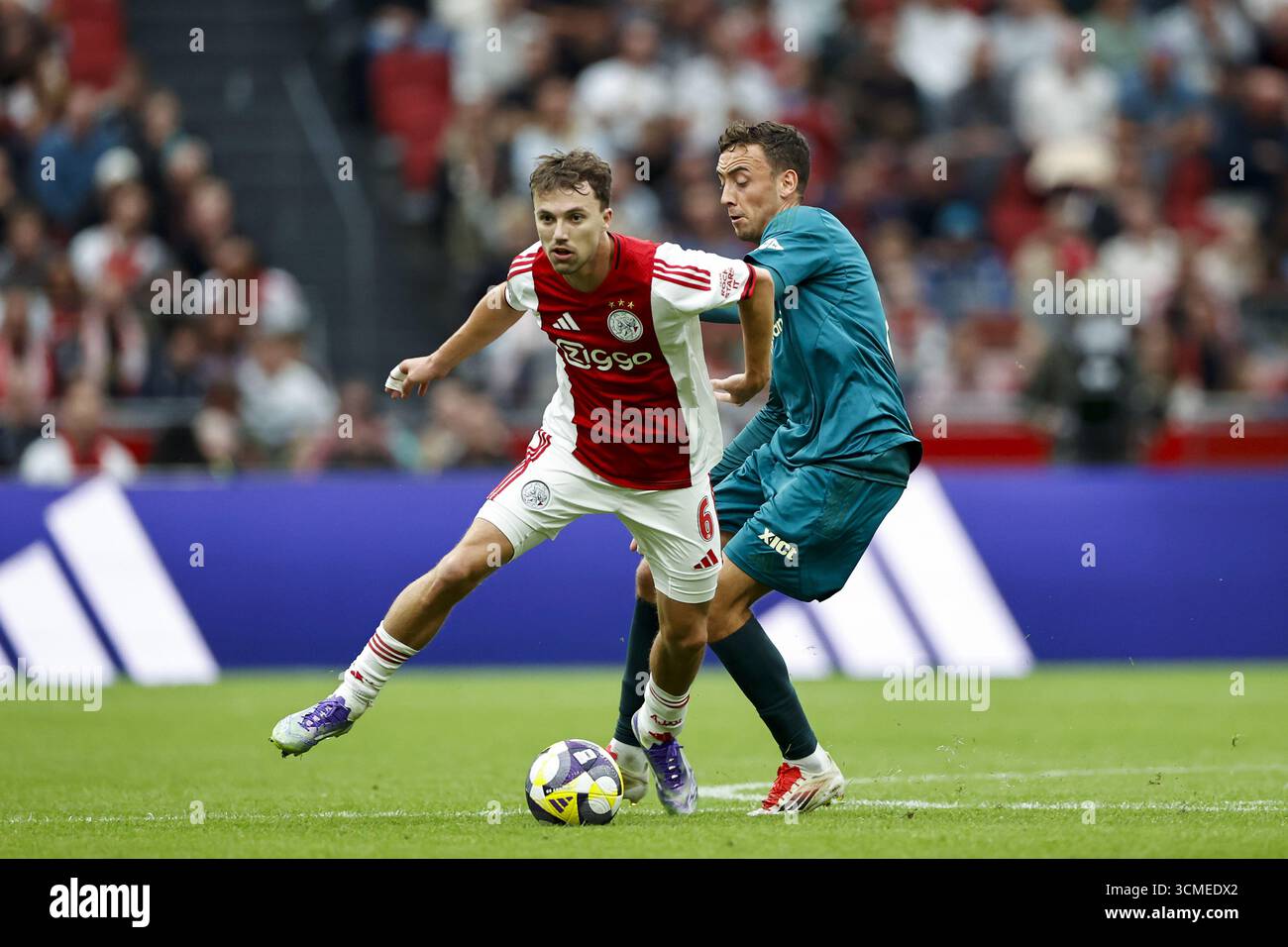 AMSTERDAM - (G-d) Youri Regeer d'Ajax, Zico Buurmeester de PEC Zwolle lors du match néerlandais Eredivisie entre l'AFC Ajax et PEC Zwolle au Johan Cruijff Arena le 13 septembre 2025 à Amsterdam, pays-Bas. ANP | Hollandse Hoogte | Maurice van Steen Banque D'Images