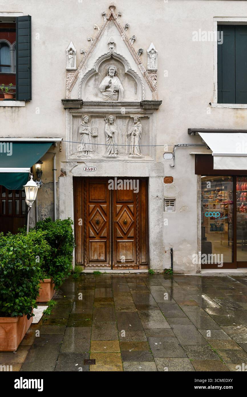 Portail gothique de l'ancien Ospizio di San Domenico, ou delle Pute, fondé au XIVe siècle, surplombant la via Garibaldi, Castello, Venise, Italie Banque D'Images