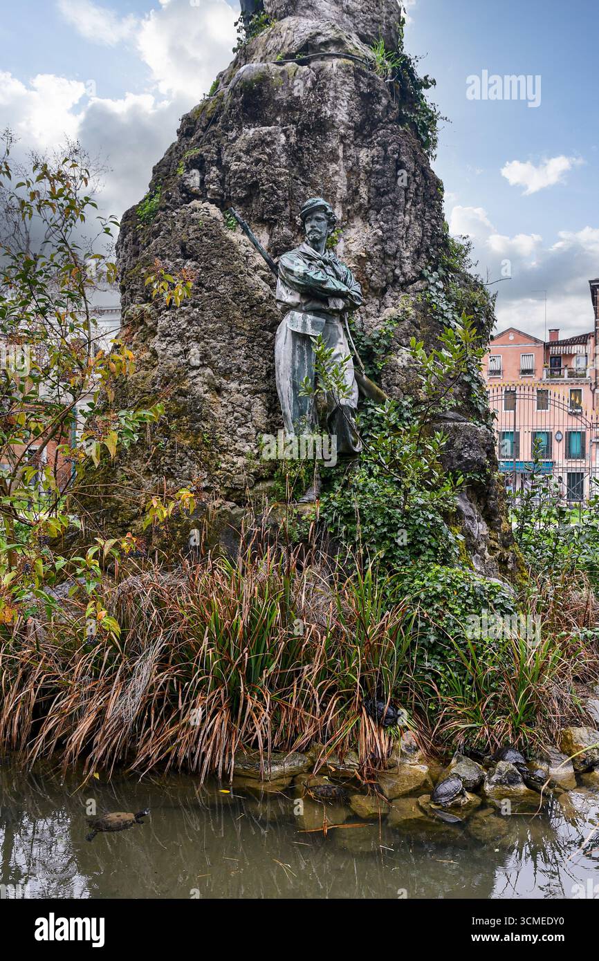 Statue de Giuseppe Zolli à la base du monument à Giuseppe Garibaldi, dans les jardins de la Biennale, célèbre à cause d'une histoire de fantômes, Venise, Italie Banque D'Images