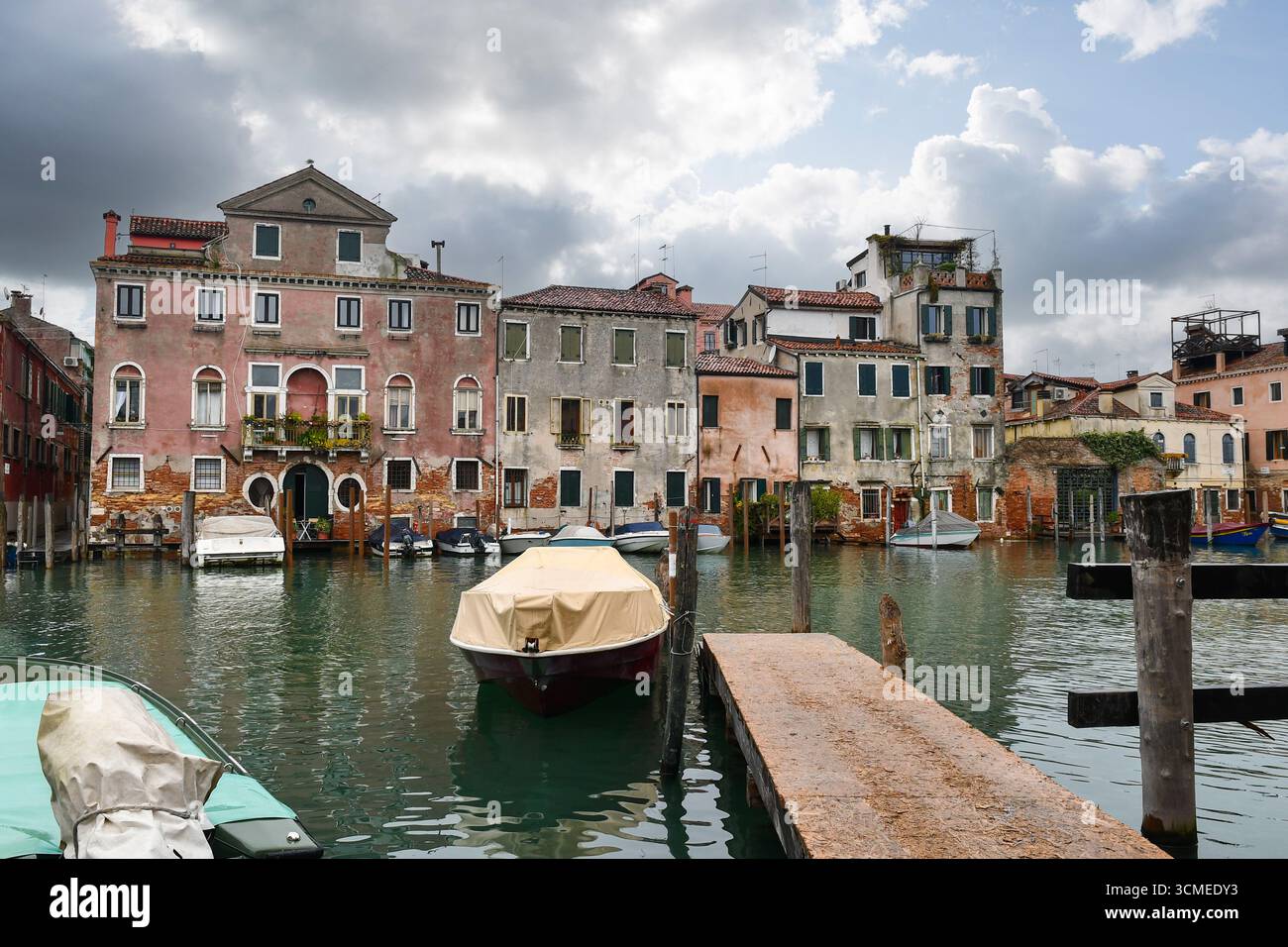 Vue du Canale di San Pietro depuis l'île de San Pietro di Castello, par un jour nuageux de printemps, Venise, Vénétie, Italie Banque D'Images