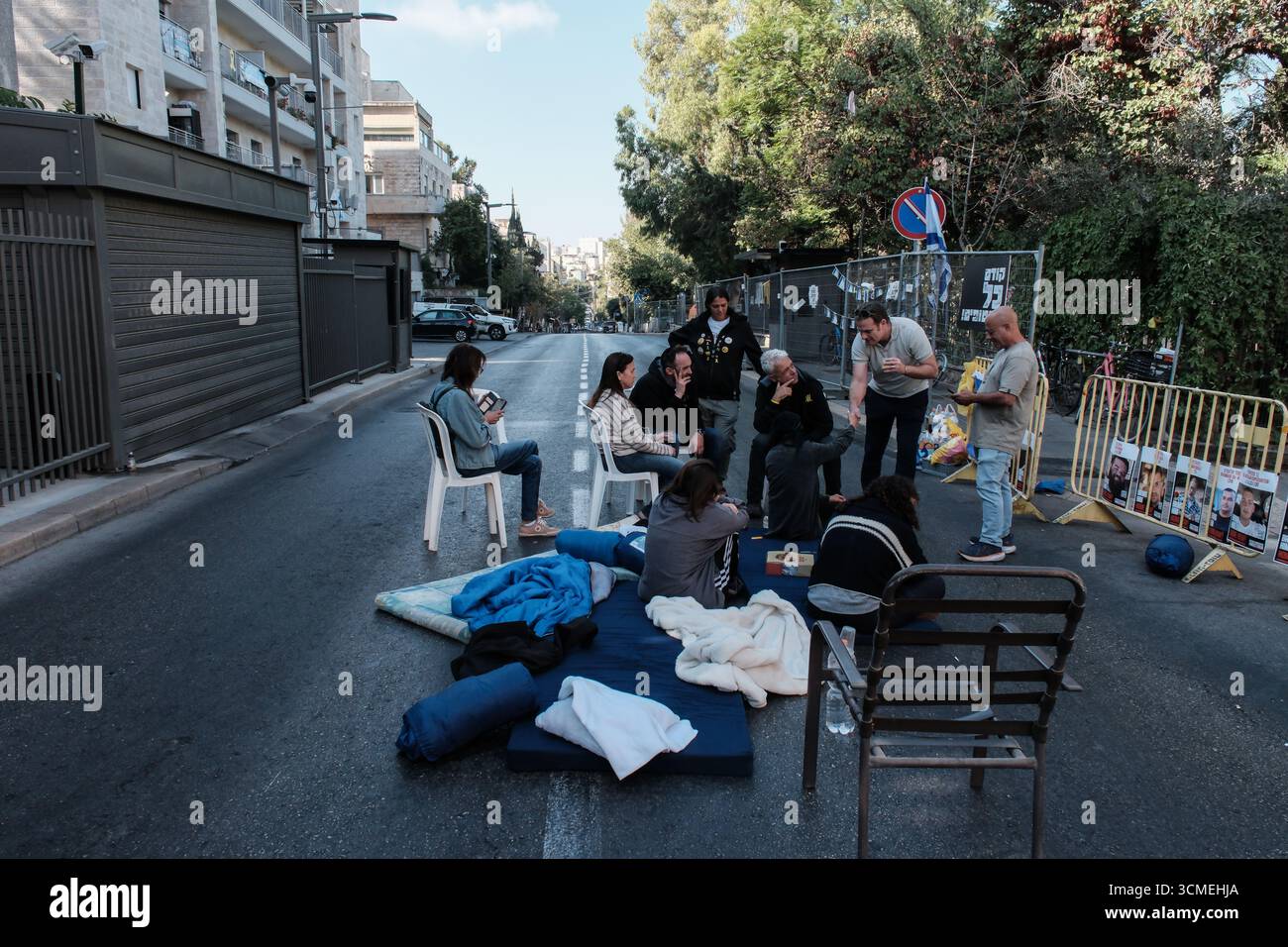 Jérusalem, Israël. 16 septembre 2025. Les familles d'otages se réveillent un autre matin après une incursion nocturne dans la rue juste en dessous de la résidence privée du premier ministre appelant à la fin de la guerre et à un accord immédiat d'otages pour sauver les 48 Israéliens restants détenus à Gaza pendant 711 jours. La frustration monte alors qu'Israël lance une intense incursion terrestre dans la ville de Gaza, aggravant le danger pour les otages et les soldats des FDI. Le conflit en cours a commencé avec les attaques du 7 octobre 2023 qui ont vu 1 400 civils israéliens massacrés et 240 enlevés. Crédit : NIR Alon/Alamy Live News Banque D'Images