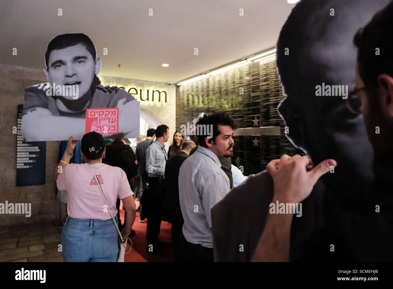 Jérusalem, Israël. 16 septembre 2025. Des familles d'otages et des partisans entrent par effraction dans la conférence diplomatique du Jerusalem Post organisée au Musée des amis de Sion, appelant à la fin de la guerre et à un accord immédiat d'otages pour sauver les 48 Israéliens restants détenus à Gaza pendant 711 jours. La frustration monte alors qu'Israël lance une intense incursion terrestre dans la ville de Gaza, aggravant le danger pour les otages et les soldats des FDI. Le conflit en cours a commencé avec les attaques du 7 octobre 2023 qui ont vu 1 400 civils israéliens massacrés et 240 enlevés. Crédit : NIR Alon/Alamy Live News Banque D'Images