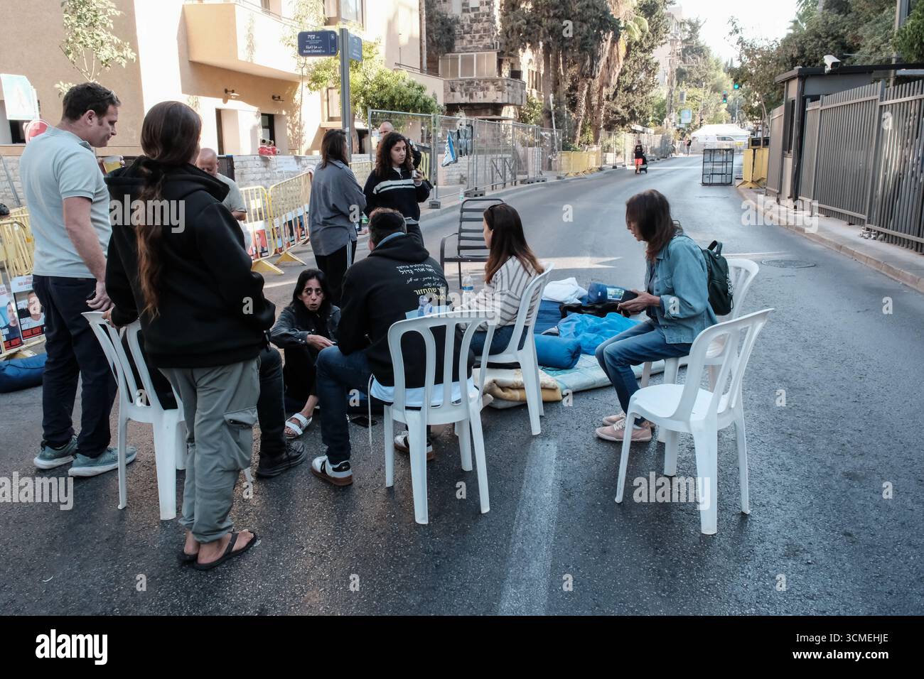 Jérusalem, Israël. 16 septembre 2025. Les familles d'otages se réveillent un autre matin après une incursion nocturne dans la rue juste en dessous de la résidence privée du premier ministre appelant à la fin de la guerre et à un accord immédiat d'otages pour sauver les 48 Israéliens restants détenus à Gaza pendant 711 jours. La frustration monte alors qu'Israël lance une intense incursion terrestre dans la ville de Gaza, aggravant le danger pour les otages et les soldats des FDI. Le conflit en cours a commencé avec les attaques du 7 octobre 2023 qui ont vu 1 400 civils israéliens massacrés et 240 enlevés. Crédit : NIR Alon/Alamy Live News Banque D'Images