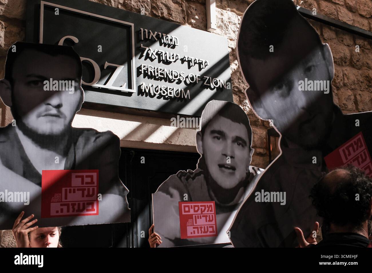 Jérusalem, Israël. 16 septembre 2025. Des familles d'otages et des partisans entrent par effraction dans la conférence diplomatique du Jerusalem Post organisée au Musée des amis de Sion, appelant à la fin de la guerre et à un accord immédiat d'otages pour sauver les 48 Israéliens restants détenus à Gaza pendant 711 jours. La frustration monte alors qu'Israël lance une intense incursion terrestre dans la ville de Gaza, aggravant le danger pour les otages et les soldats des FDI. Le conflit en cours a commencé avec les attaques du 7 octobre 2023 qui ont vu 1 400 civils israéliens massacrés et 240 enlevés. Crédit : NIR Alon/Alamy Live News Banque D'Images