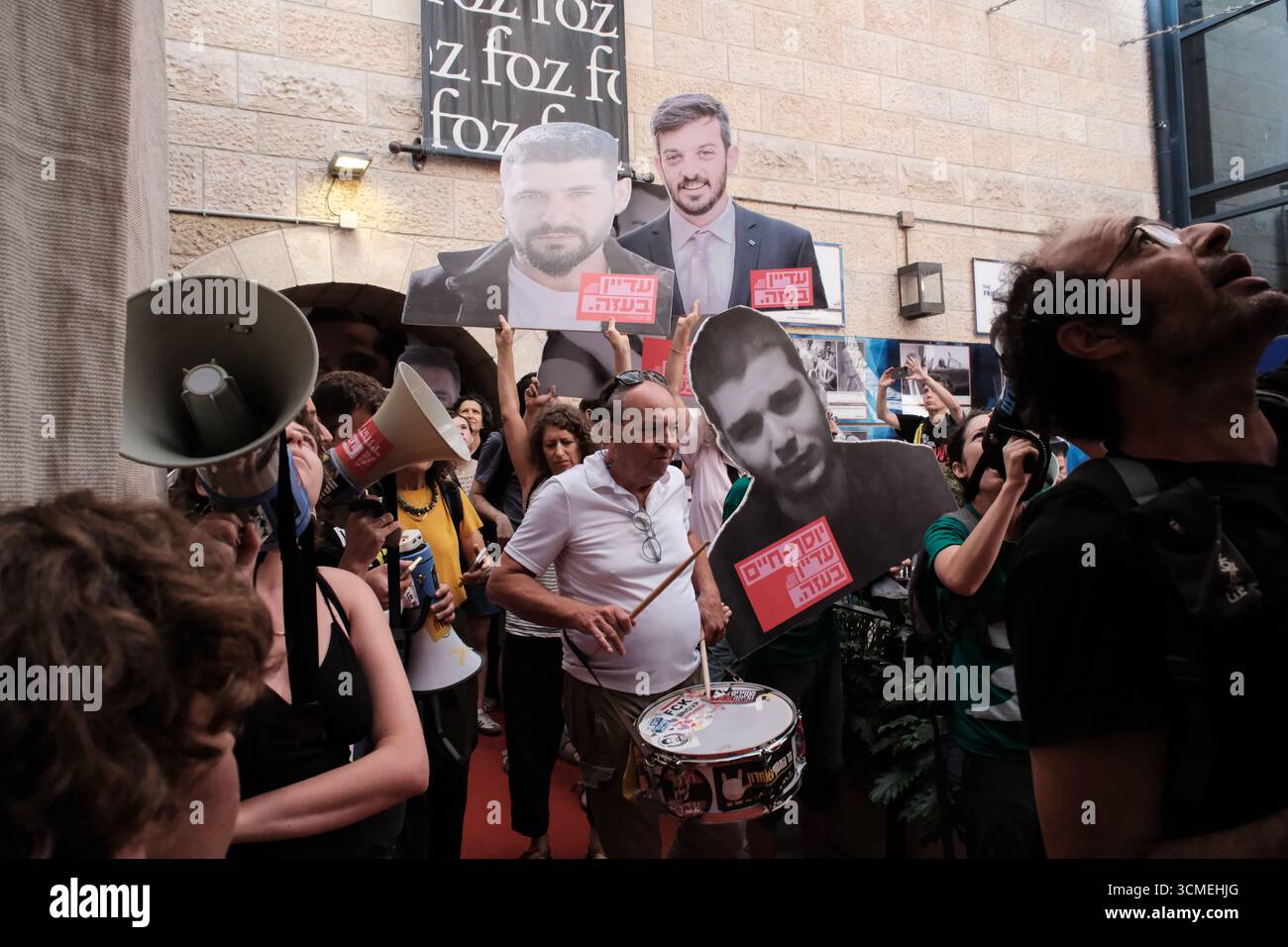 Jérusalem, Israël. 16 septembre 2025. Des familles d'otages et des partisans entrent par effraction dans la conférence diplomatique du Jerusalem Post organisée au Musée des amis de Sion, appelant à la fin de la guerre et à un accord immédiat d'otages pour sauver les 48 Israéliens restants détenus à Gaza pendant 711 jours. La frustration monte alors qu'Israël lance une intense incursion terrestre dans la ville de Gaza, aggravant le danger pour les otages et les soldats des FDI. Le conflit en cours a commencé avec les attaques du 7 octobre 2023 qui ont vu 1 400 civils israéliens massacrés et 240 enlevés. Crédit : NIR Alon/Alamy Live News Banque D'Images