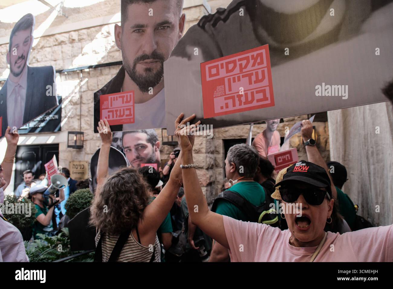 Jérusalem, Israël. 16 septembre 2025. Des familles d'otages et des partisans entrent par effraction dans la conférence diplomatique du Jerusalem Post organisée au Musée des amis de Sion, appelant à la fin de la guerre et à un accord immédiat d'otages pour sauver les 48 Israéliens restants détenus à Gaza pendant 711 jours. La frustration monte alors qu'Israël lance une intense incursion terrestre dans la ville de Gaza, aggravant le danger pour les otages et les soldats des FDI. Le conflit en cours a commencé avec les attaques du 7 octobre 2023 qui ont vu 1 400 civils israéliens massacrés et 240 enlevés. Crédit : NIR Alon/Alamy Live News Banque D'Images