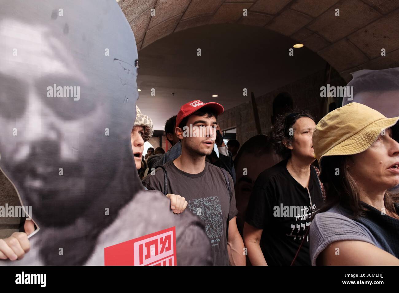 Jérusalem, Israël. 16 septembre 2025. Des familles d'otages et des partisans entrent par effraction dans la conférence diplomatique du Jerusalem Post organisée au Musée des amis de Sion, appelant à la fin de la guerre et à un accord immédiat d'otages pour sauver les 48 Israéliens restants détenus à Gaza pendant 711 jours. La frustration monte alors qu'Israël lance une intense incursion terrestre dans la ville de Gaza, aggravant le danger pour les otages et les soldats des FDI. Le conflit en cours a commencé avec les attaques du 7 octobre 2023 qui ont vu 1 400 civils israéliens massacrés et 240 enlevés. Crédit : NIR Alon/Alamy Live News Banque D'Images