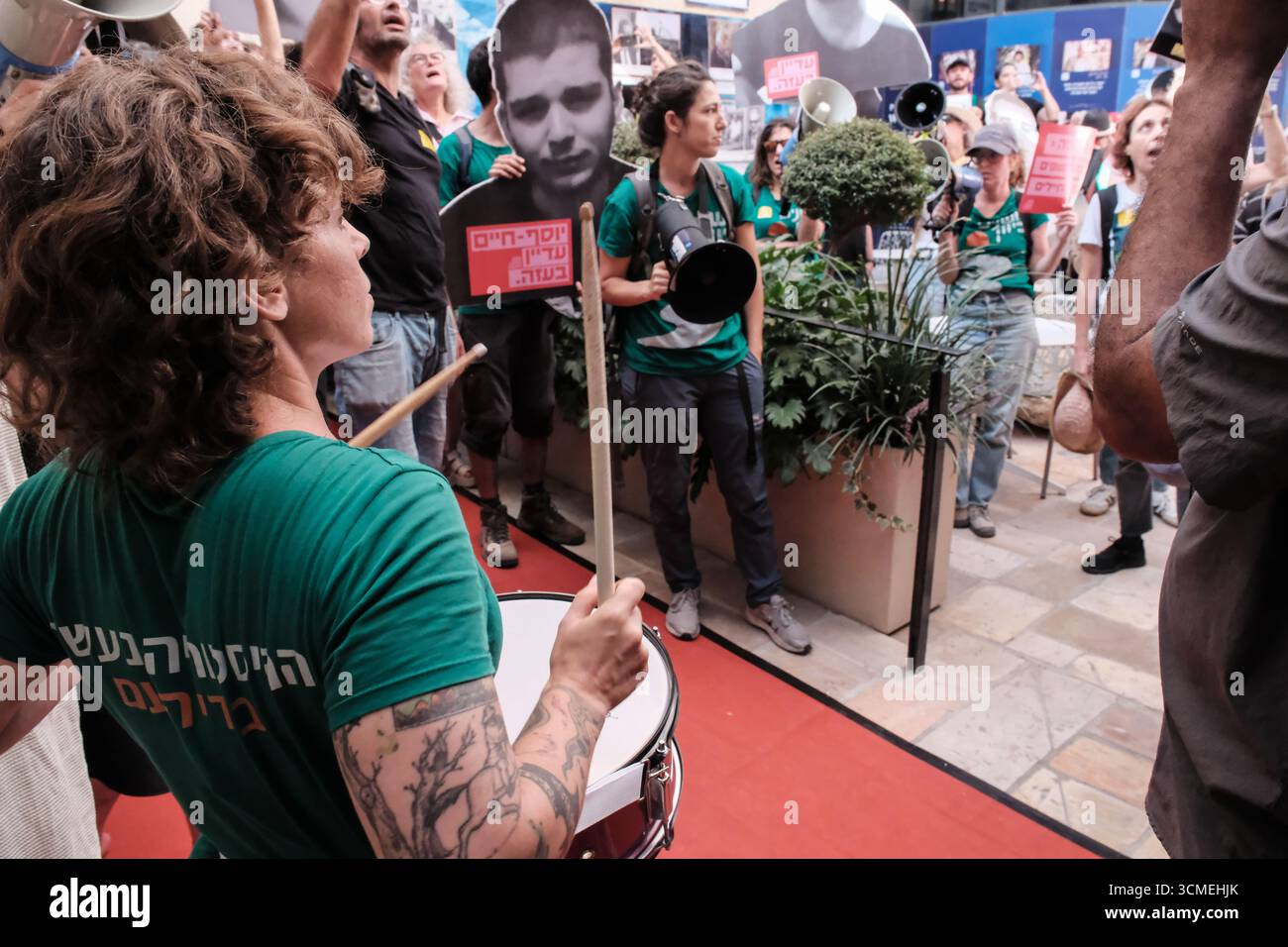 Jérusalem, Israël. 16 septembre 2025. Des familles d'otages et des partisans entrent par effraction dans la conférence diplomatique du Jerusalem Post organisée au Musée des amis de Sion, appelant à la fin de la guerre et à un accord immédiat d'otages pour sauver les 48 Israéliens restants détenus à Gaza pendant 711 jours. La frustration monte alors qu'Israël lance une intense incursion terrestre dans la ville de Gaza, aggravant le danger pour les otages et les soldats des FDI. Le conflit en cours a commencé avec les attaques du 7 octobre 2023 qui ont vu 1 400 civils israéliens massacrés et 240 enlevés. Crédit : NIR Alon/Alamy Live News Banque D'Images