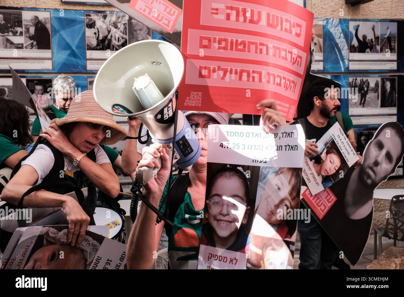 Jérusalem, Israël. 16 septembre 2025. Des familles d'otages et des partisans entrent par effraction dans la conférence diplomatique du Jerusalem Post organisée au Musée des amis de Sion, appelant à la fin de la guerre et à un accord immédiat d'otages pour sauver les 48 Israéliens restants détenus à Gaza pendant 711 jours. La frustration monte alors qu'Israël lance une intense incursion terrestre dans la ville de Gaza, aggravant le danger pour les otages et les soldats des FDI. Le conflit en cours a commencé avec les attaques du 7 octobre 2023 qui ont vu 1 400 civils israéliens massacrés et 240 enlevés. Crédit : NIR Alon/Alamy Live News Banque D'Images