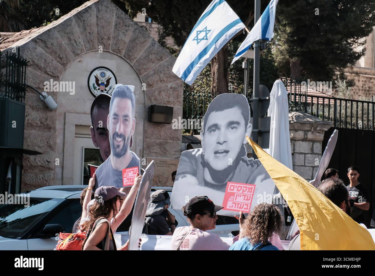 Jérusalem, Israël. 16 septembre 2025. Les familles d'otages et leurs partisans défilent devant le consulat américain après avoir pénétré par effraction dans la conférence diplomatique du Jerusalem Post organisée au musée des amis de Sion appelant à la fin de la guerre et à un accord immédiat d'otages pour sauver les 48 Israéliens restants détenus à Gaza pendant 711 jours. La frustration monte alors qu'Israël lance une intense incursion terrestre dans la ville de Gaza, aggravant le danger pour les otages et les soldats des FDI. Le conflit en cours a commencé avec les attaques du 7 octobre 2023 qui ont vu 1 400 civils israéliens massacrés et 240 enlevés. Crédit : NIR Alon/Al Banque D'Images
