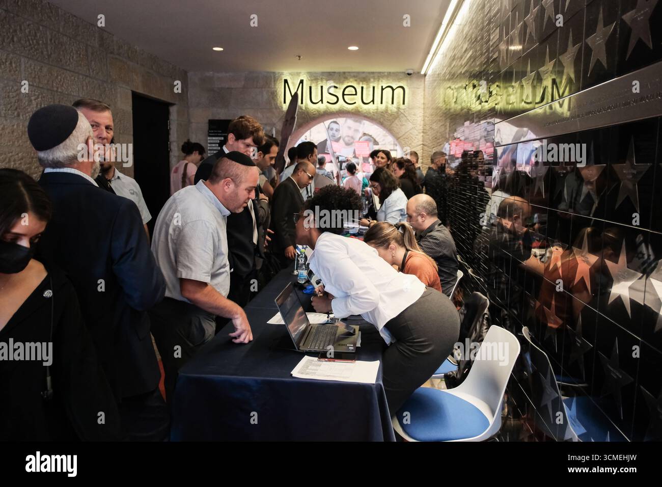 Jérusalem, Israël. 16 septembre 2025. Des familles d'otages et des partisans entrent par effraction dans la conférence diplomatique du Jerusalem Post organisée au Musée des amis de Sion, appelant à la fin de la guerre et à un accord immédiat d'otages pour sauver les 48 Israéliens restants détenus à Gaza pendant 711 jours. La frustration monte alors qu'Israël lance une intense incursion terrestre dans la ville de Gaza, aggravant le danger pour les otages et les soldats des FDI. Le conflit en cours a commencé avec les attaques du 7 octobre 2023 qui ont vu 1 400 civils israéliens massacrés et 240 enlevés. Crédit : NIR Alon/Alamy Live News Banque D'Images