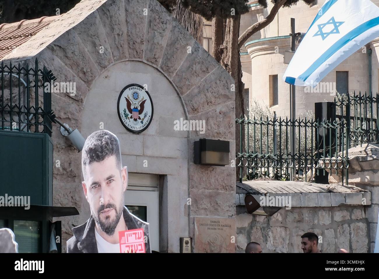 Jérusalem, Israël. 16 septembre 2025. Les familles d'otages et leurs partisans défilent devant le consulat américain après avoir pénétré par effraction dans la conférence diplomatique du Jerusalem Post organisée au musée des amis de Sion appelant à la fin de la guerre et à un accord immédiat d'otages pour sauver les 48 Israéliens restants détenus à Gaza pendant 711 jours. La frustration monte alors qu'Israël lance une intense incursion terrestre dans la ville de Gaza, aggravant le danger pour les otages et les soldats des FDI. Le conflit en cours a commencé avec les attaques du 7 octobre 2023 qui ont vu 1 400 civils israéliens massacrés et 240 enlevés. Crédit : NIR Alon/Al Banque D'Images