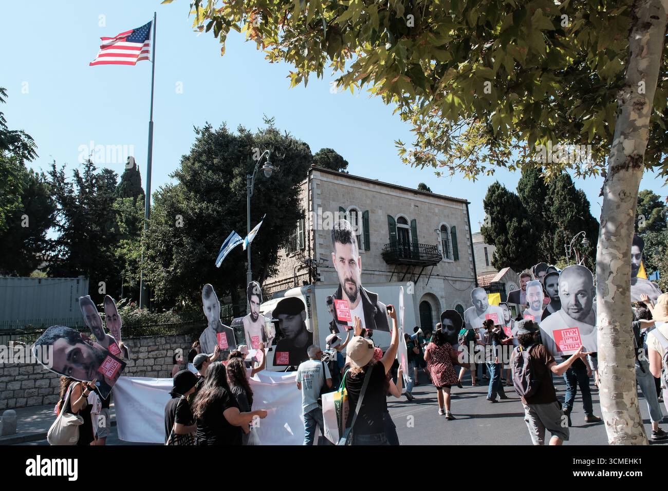 Jérusalem, Israël. 16 septembre 2025. Les familles d'otages et leurs partisans défilent devant le consulat américain après avoir pénétré par effraction dans la conférence diplomatique du Jerusalem Post organisée au musée des amis de Sion appelant à la fin de la guerre et à un accord immédiat d'otages pour sauver les 48 Israéliens restants détenus à Gaza pendant 711 jours. La frustration monte alors qu'Israël lance une intense incursion terrestre dans la ville de Gaza, aggravant le danger pour les otages et les soldats des FDI. Le conflit en cours a commencé avec les attaques du 7 octobre 2023 qui ont vu 1 400 civils israéliens massacrés et 240 enlevés. Crédit : NIR Alon/Al Banque D'Images