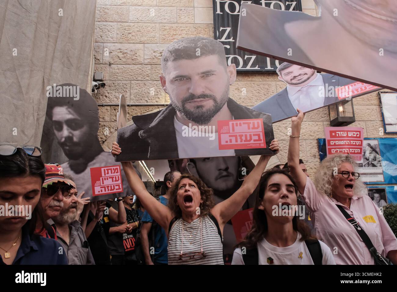 Jérusalem, Israël. 16 septembre 2025. Des familles d'otages et des partisans entrent par effraction dans la conférence diplomatique du Jerusalem Post organisée au Musée des amis de Sion, appelant à la fin de la guerre et à un accord immédiat d'otages pour sauver les 48 Israéliens restants détenus à Gaza pendant 711 jours. La frustration monte alors qu'Israël lance une intense incursion terrestre dans la ville de Gaza, aggravant le danger pour les otages et les soldats des FDI. Le conflit en cours a commencé avec les attaques du 7 octobre 2023 qui ont vu 1 400 civils israéliens massacrés et 240 enlevés. Crédit : NIR Alon/Alamy Live News Banque D'Images