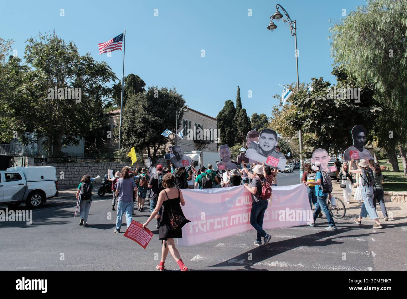 Jérusalem, Israël. 16 septembre 2025. Les familles d'otages et leurs partisans défilent devant le consulat américain après avoir pénétré par effraction dans la conférence diplomatique du Jerusalem Post organisée au musée des amis de Sion appelant à la fin de la guerre et à un accord immédiat d'otages pour sauver les 48 Israéliens restants détenus à Gaza pendant 711 jours. La frustration monte alors qu'Israël lance une intense incursion terrestre dans la ville de Gaza, aggravant le danger pour les otages et les soldats des FDI. Le conflit en cours a commencé avec les attaques du 7 octobre 2023 qui ont vu 1 400 civils israéliens massacrés et 240 enlevés. Crédit : NIR Alon/Al Banque D'Images