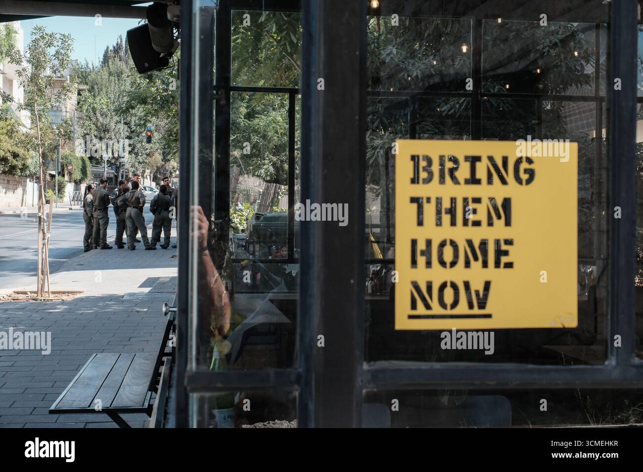 Jérusalem, Israël. 16 septembre 2025. Des familles d'otages et des partisans manifestent près de la résidence privée du premier ministre après avoir pénétré par effraction dans la conférence diplomatique du Jerusalem Post organisée au musée des amis de Sion appelant à la fin de la guerre et à un accord immédiat d'otages pour sauver les 48 Israéliens restants détenus à Gaza pendant 711 jours. La frustration monte alors qu'Israël lance une intense incursion terrestre dans la ville de Gaza, aggravant le danger pour les otages et les soldats des FDI. Le conflit en cours a commencé avec les attaques du 7 octobre 2023 qui ont vu 1 400 civils israéliens massacrés et 240 enlevés. C Banque D'Images
