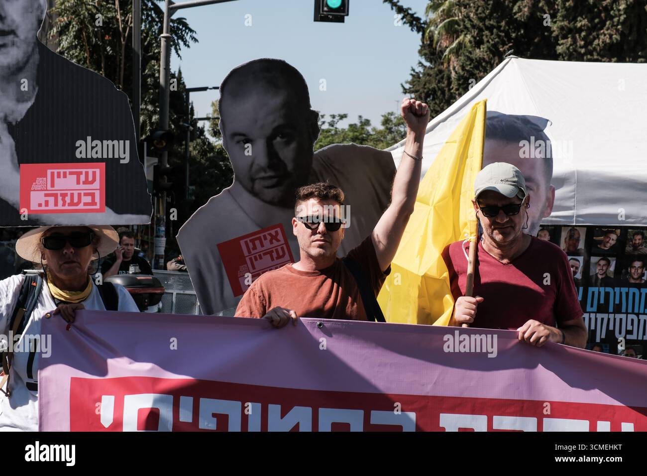 Jérusalem, Israël. 16 septembre 2025. Des familles d'otages et des partisans manifestent près de la résidence privée du premier ministre après avoir pénétré par effraction dans la conférence diplomatique du Jerusalem Post organisée au musée des amis de Sion appelant à la fin de la guerre et à un accord immédiat d'otages pour sauver les 48 Israéliens restants détenus à Gaza pendant 711 jours. La frustration monte alors qu'Israël lance une intense incursion terrestre dans la ville de Gaza, aggravant le danger pour les otages et les soldats des FDI. Le conflit en cours a commencé avec les attaques du 7 octobre 2023 qui ont vu 1 400 civils israéliens massacrés et 240 enlevés. C Banque D'Images
