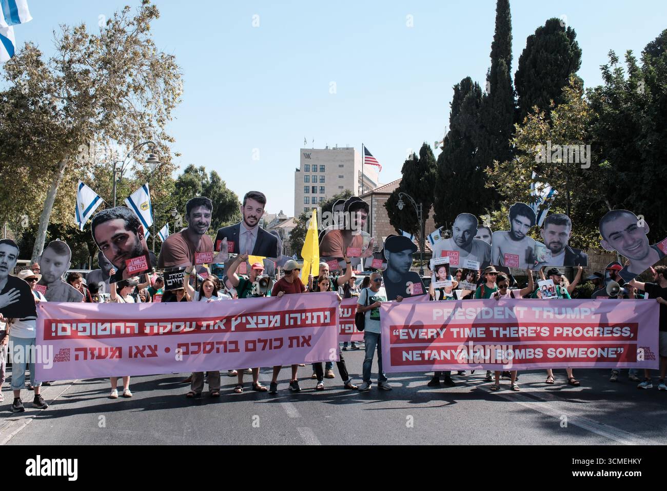 Jérusalem, Israël. 16 septembre 2025. Les familles d'otages et leurs partisans défilent devant le consulat américain après avoir pénétré par effraction dans la conférence diplomatique du Jerusalem Post organisée au musée des amis de Sion appelant à la fin de la guerre et à un accord immédiat d'otages pour sauver les 48 Israéliens restants détenus à Gaza pendant 711 jours. La frustration monte alors qu'Israël lance une intense incursion terrestre dans la ville de Gaza, aggravant le danger pour les otages et les soldats des FDI. Le conflit en cours a commencé avec les attaques du 7 octobre 2023 qui ont vu 1 400 civils israéliens massacrés et 240 enlevés. Crédit : NIR Alon/Al Banque D'Images
