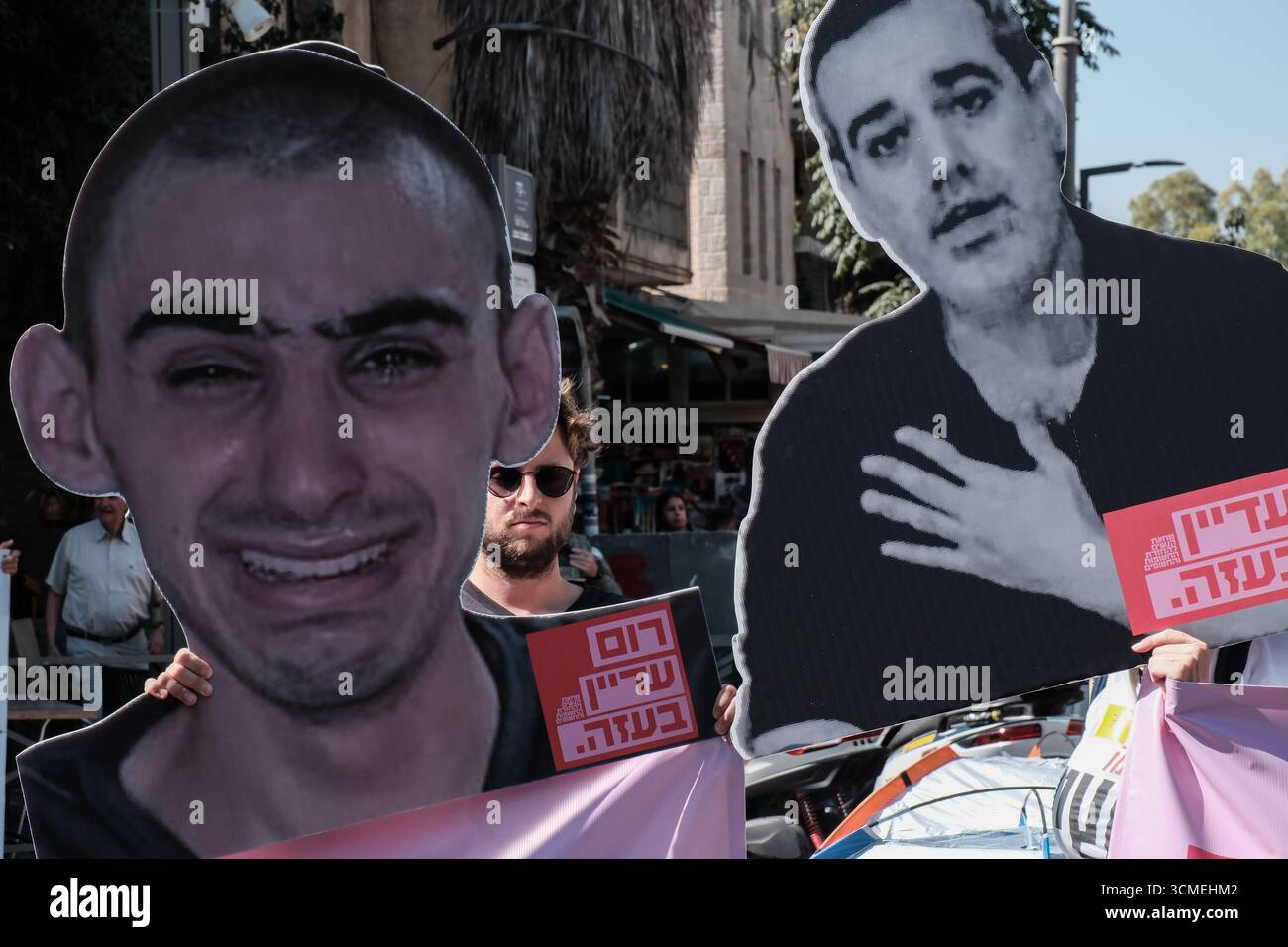 Jérusalem, Israël. 16 septembre 2025. Des familles d'otages et des partisans manifestent près de la résidence privée du premier ministre après avoir pénétré par effraction dans la conférence diplomatique du Jerusalem Post organisée au musée des amis de Sion appelant à la fin de la guerre et à un accord immédiat d'otages pour sauver les 48 Israéliens restants détenus à Gaza pendant 711 jours. La frustration monte alors qu'Israël lance une intense incursion terrestre dans la ville de Gaza, aggravant le danger pour les otages et les soldats des FDI. Le conflit en cours a commencé avec les attaques du 7 octobre 2023 qui ont vu 1 400 civils israéliens massacrés et 240 enlevés. C Banque D'Images