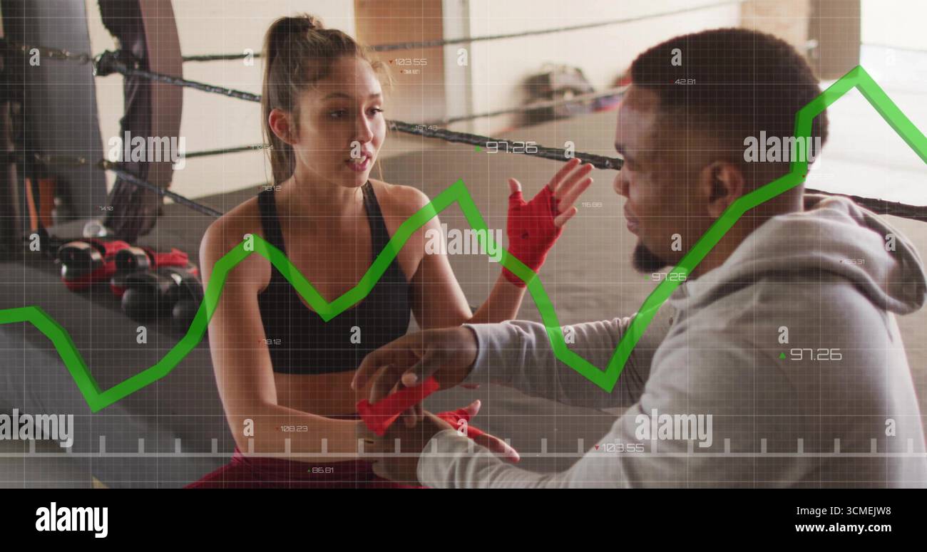 Enveloppant l'entraîneur masculin fixant des enveloppements de mains rouges sur l'anneau intérieur du boxer au milieu des kettlebells, avec recouvrement Banque D'Images