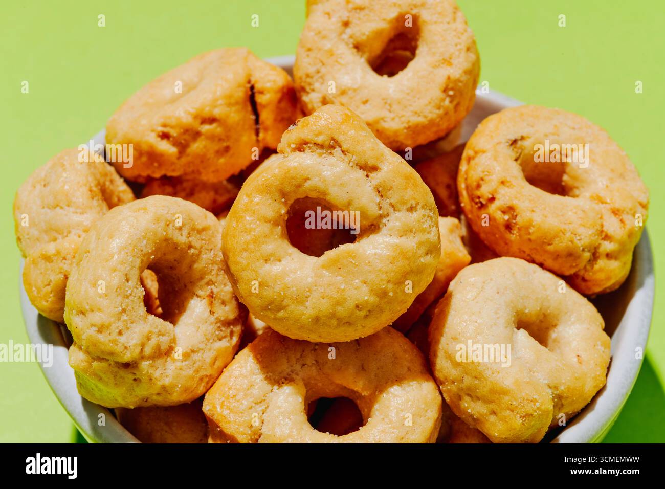 gros plan de taralli ai semi di finocchio italien, gâteries cuites rustiques, croquantes et aromatiques avec des graines de fenouil, disposées dans un bol blanc simple Banque D'Images
