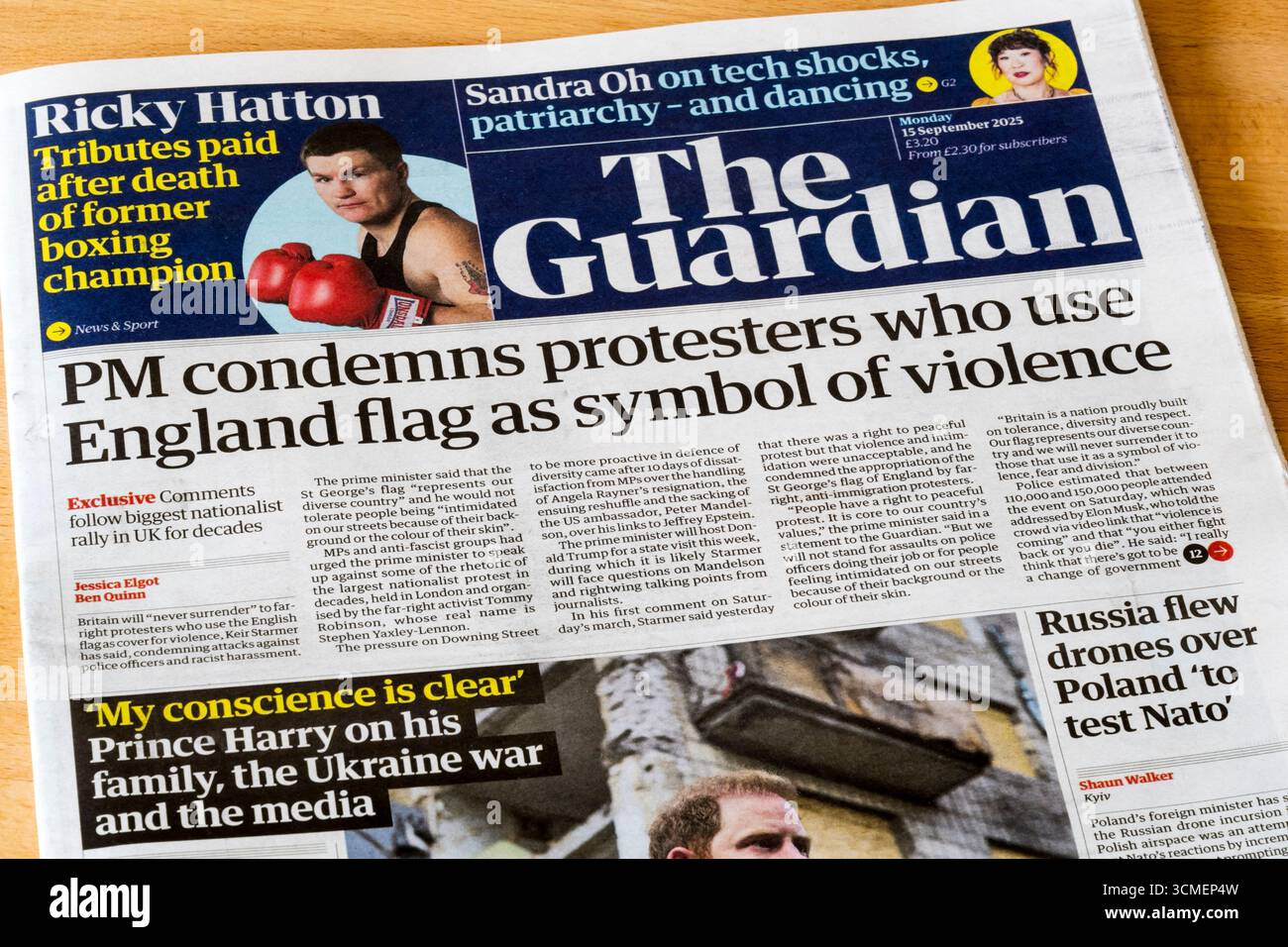 15 septembre 2025. Le titre de la première page du Guardian lit que le PM condamne les manifestants qui utilisent le drapeau anglais comme symbole de violence. Banque D'Images