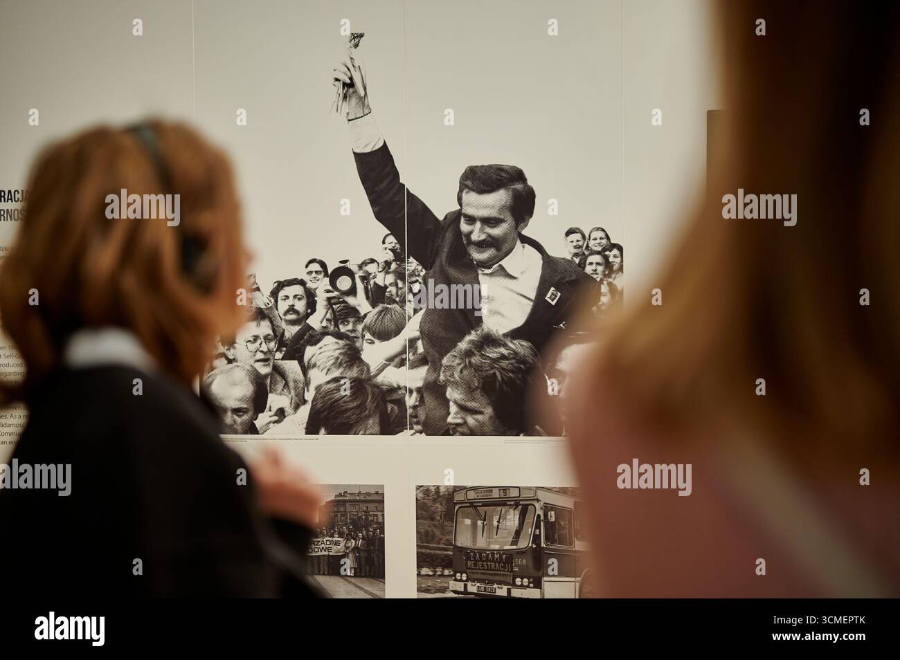 Visiteurs observant une photo emblématique de la manifestation dans une exposition documentaire au Centre de solidarité de Gdansk, symbolisant la résistance collective. Banque D'Images