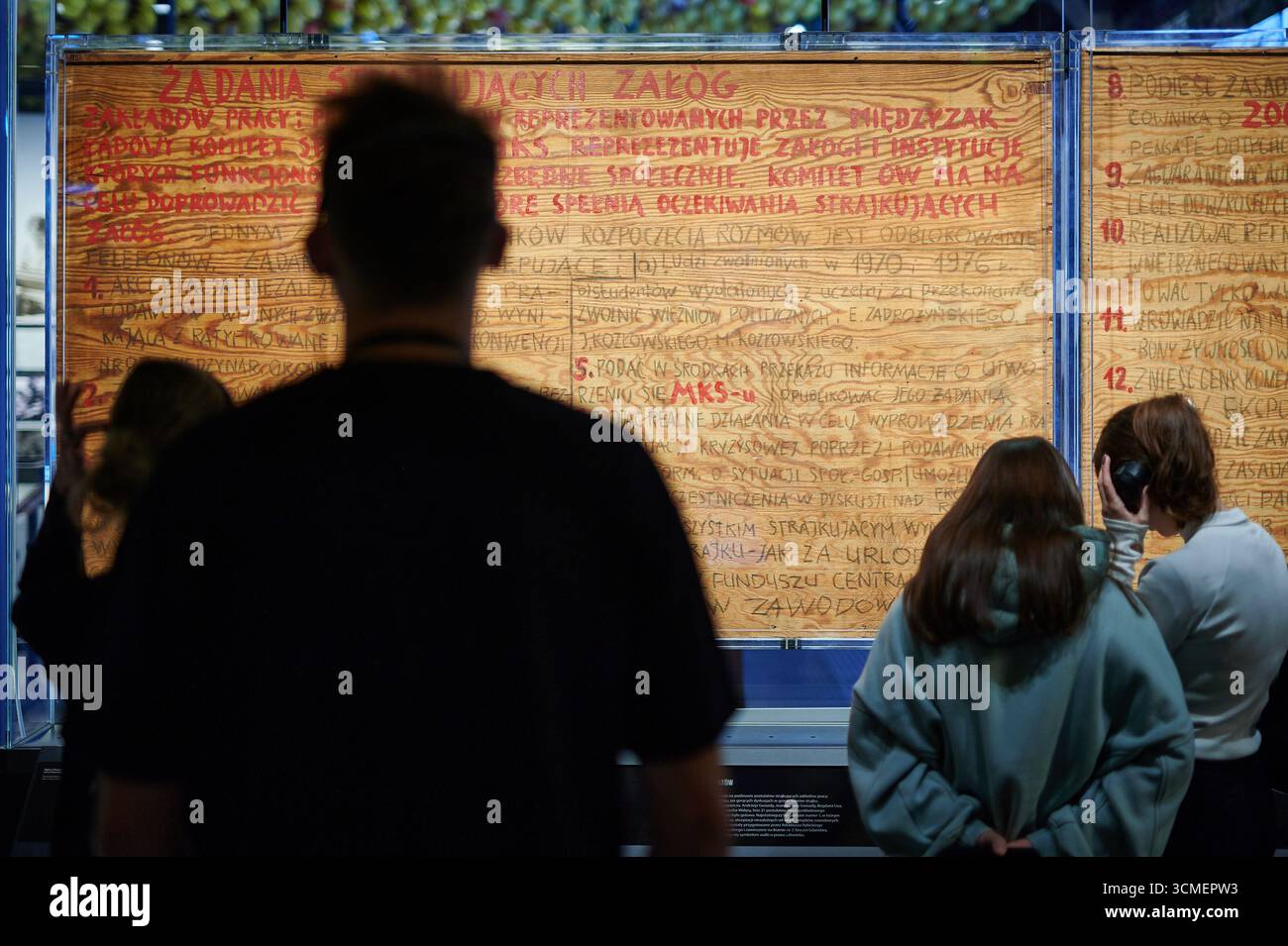 Une foule s'est rassemblée devant le mur de l'accord, reflétant l'impact puissant de l'action collective et de l'engagement personnel dans l'histoire de la Pologne. Banque D'Images