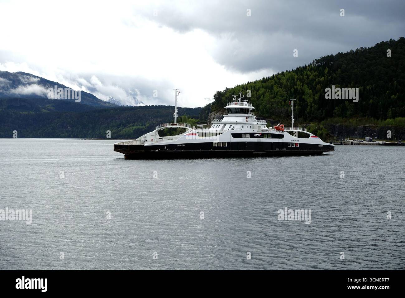 'Fjord 1' Eidsejord un ferry de voiture / passagers à gaz naturel liquide sur la Lote à Anda Ferjekai sur le Crossing sur Innvikfjorden Fjord près d'Olden. Banque D'Images