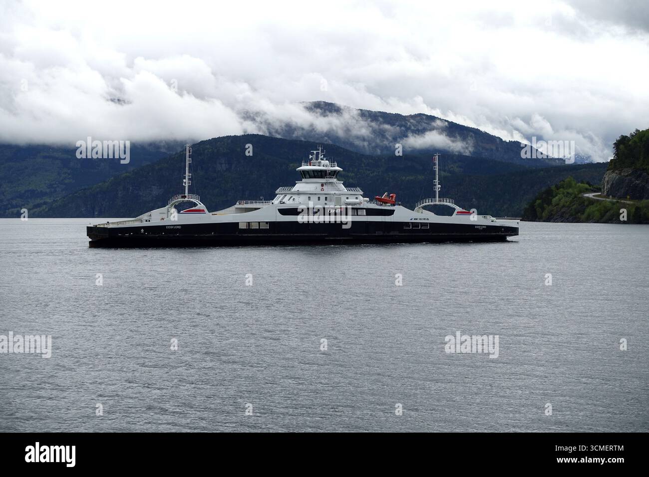 'Fjord 1' Eidsejord un ferry de voiture / passagers à gaz naturel liquide sur la Lote à Anda Ferjekai sur le Crossing sur Innvikfjorden Fjord près d'Olden. Banque D'Images