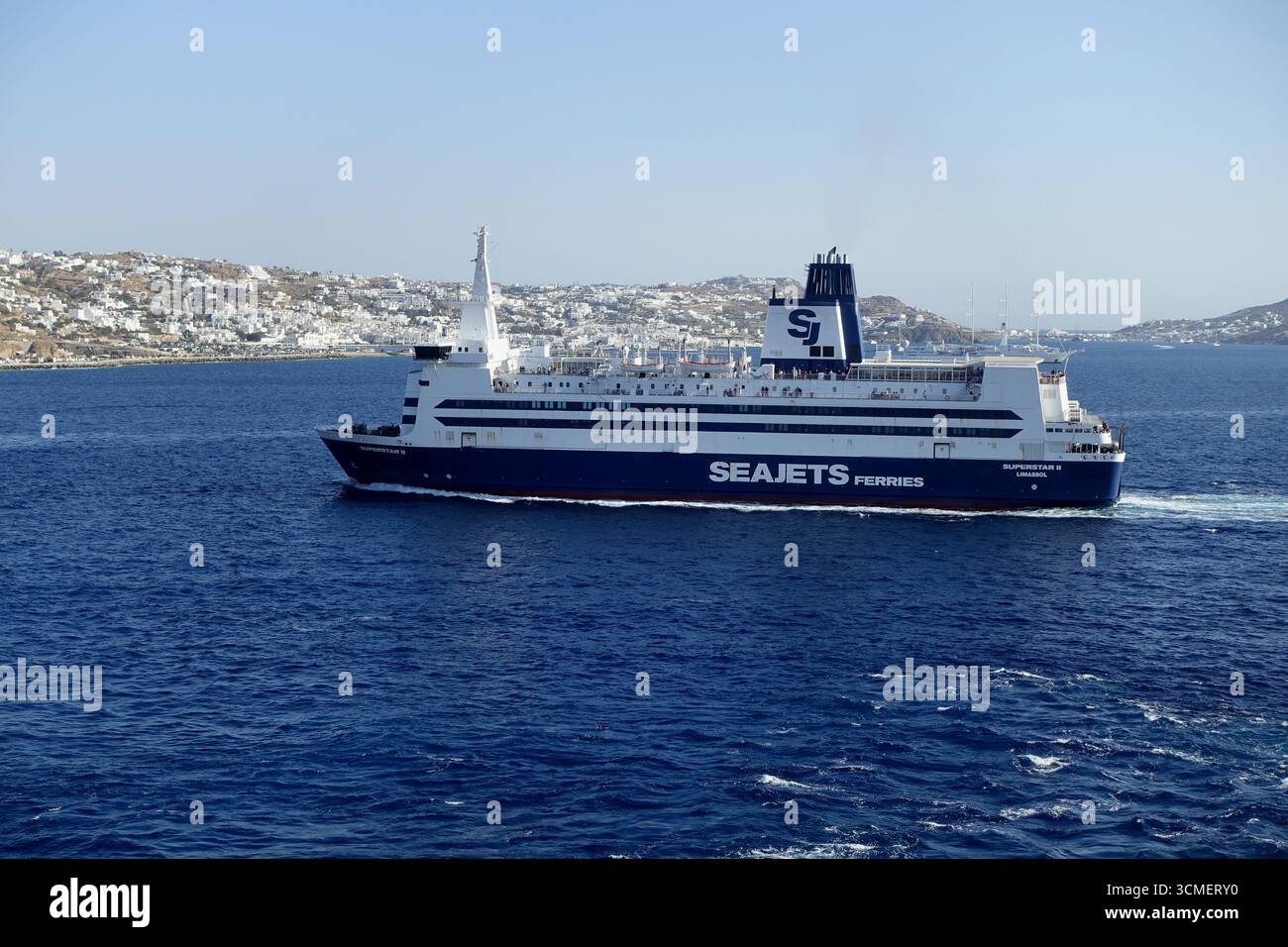 SeaJets, Superstar II un ferry voiture/passager naviguant dans le port de Mykonos, Grèce, UE. Banque D'Images