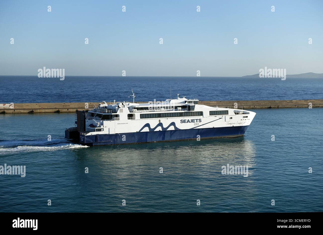 SeaJets , Champions League Jet 1, Catamaran ferry passagers à grande vitesse à la voile hors du port à Héraklion, Crète, Grèce, UE. Banque D'Images