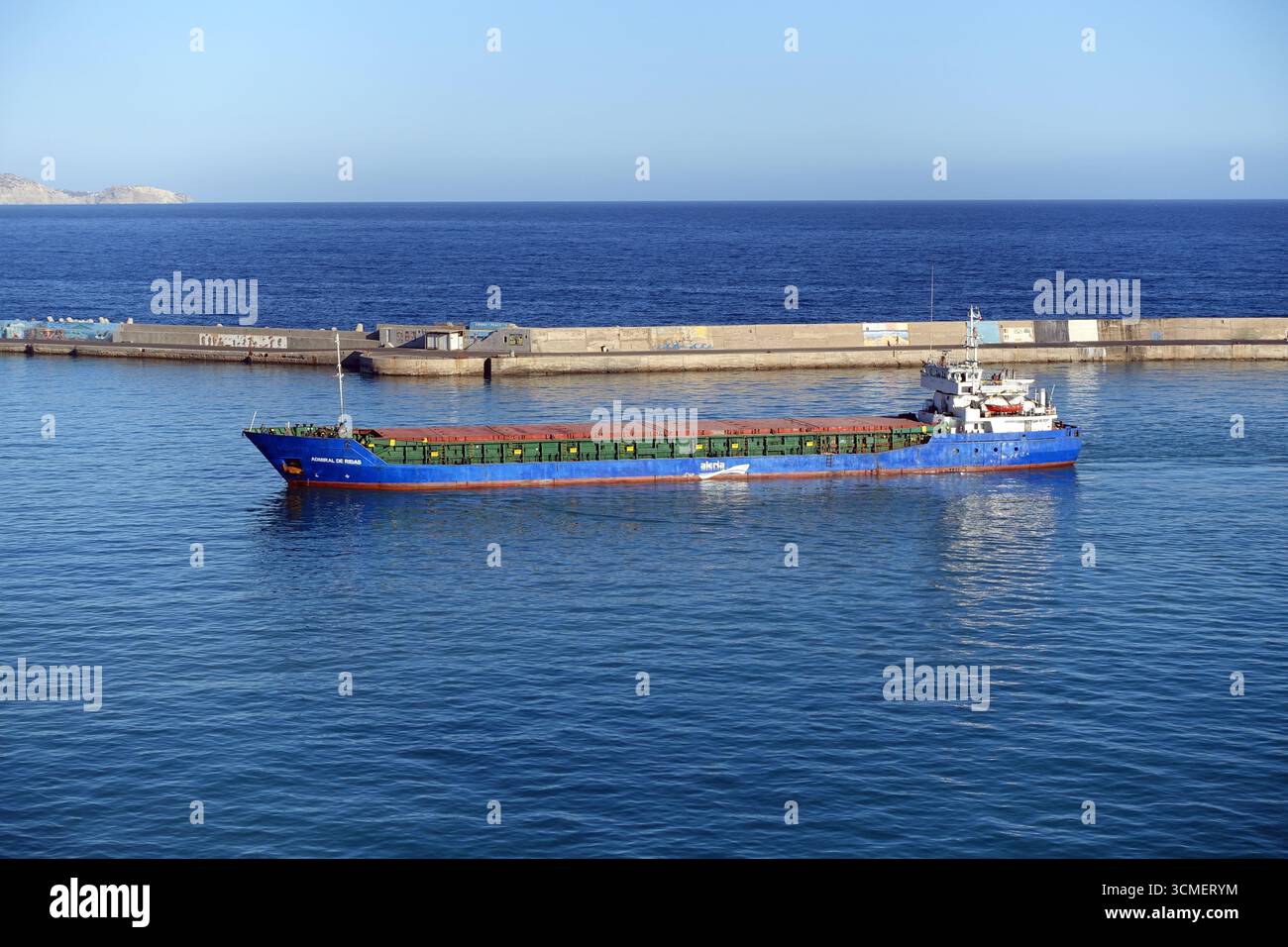 Le « Admiral de Ribas », un petit cargo polyvalent et lourd transporteur général naviguant dans le port d'Héraklion, Crète, Grèce, UE. Banque D'Images