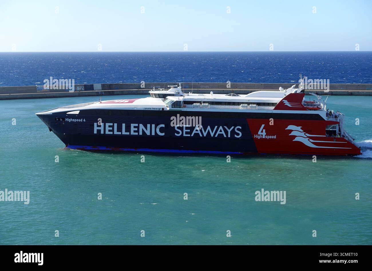 Hellenic Seaways 'Highspeed 4' Passenger Ferry Catamaran naviguant dans le port d'Héraklion, Crète, Grèce, UE. Banque D'Images