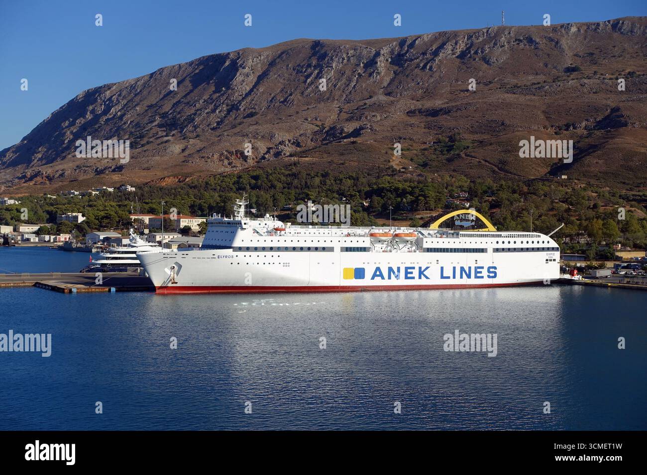 MS Elyros un ferry roulier de passagers exploité par la société Anek Lines, basée en Crète, arrimé dans le port de Souda Bay, Crète, Grèce, UE. Banque D'Images