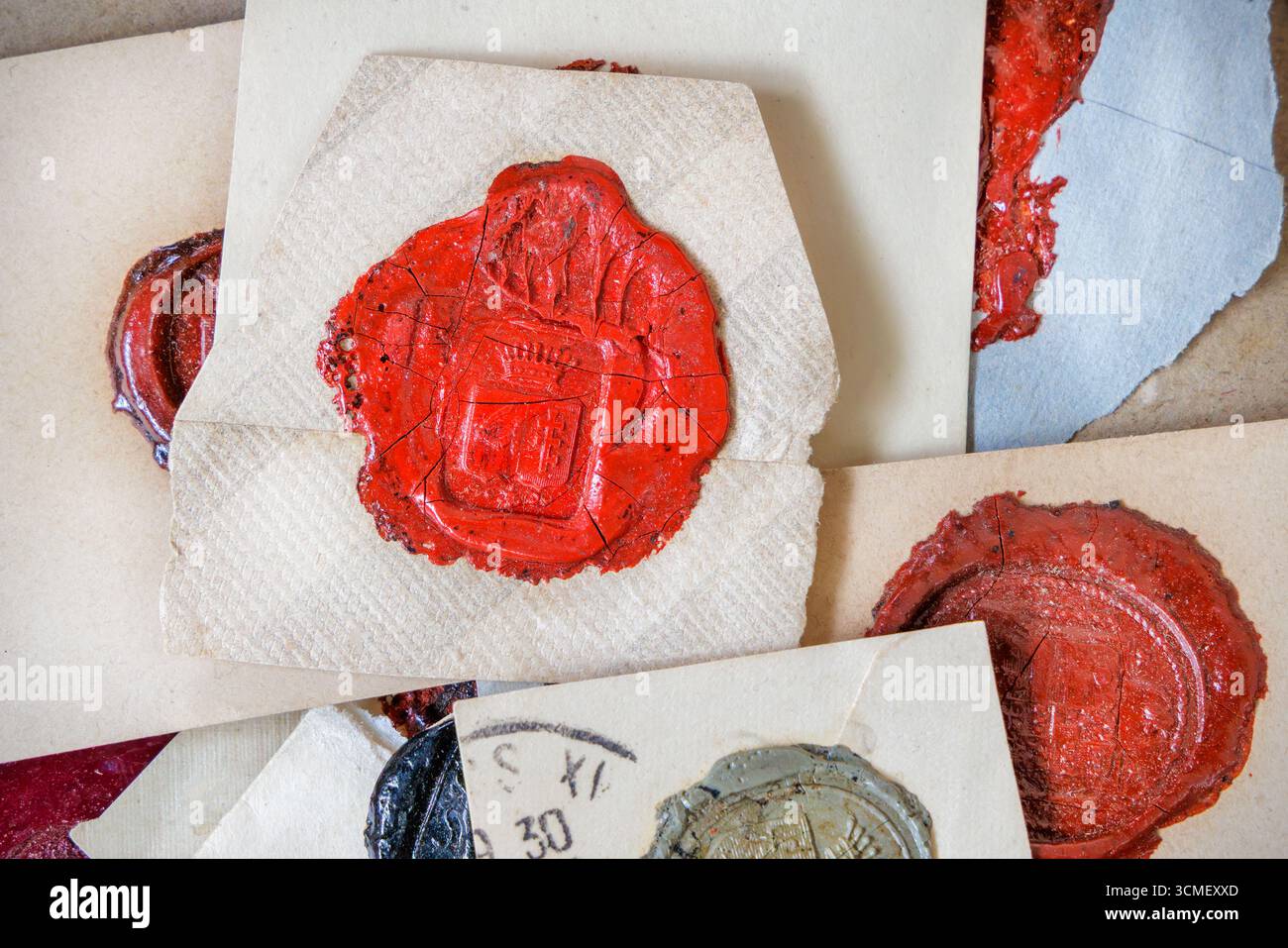 Collection de timbres médiévaux anciens sceaux de cire sur de vieux documents Banque D'Images