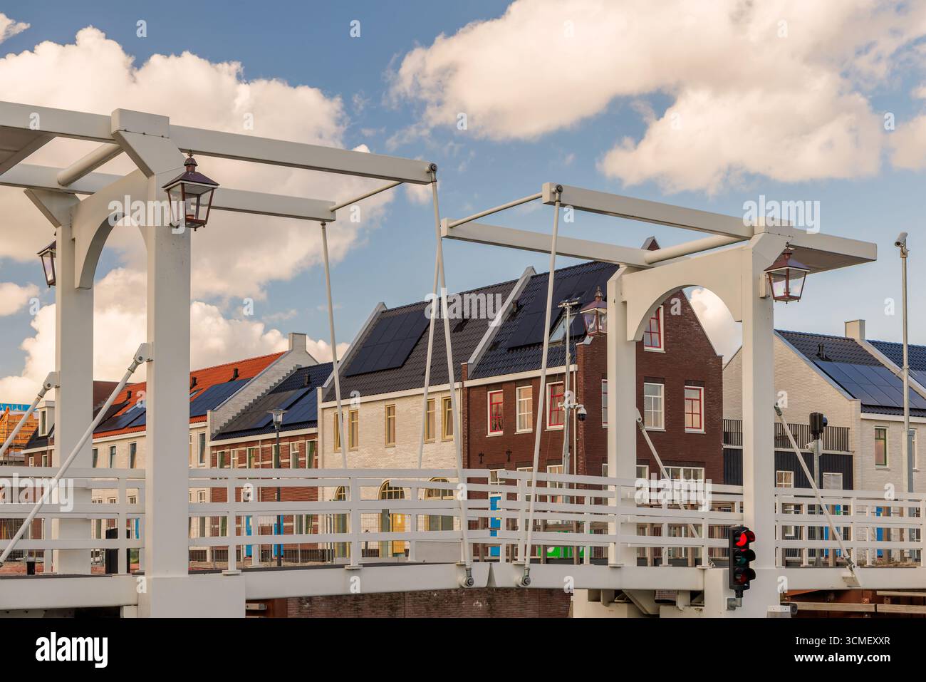 Vieux pont devant de nouvelles maisons familiales construites à Harderwijk, aux pays-Bas Banque D'Images