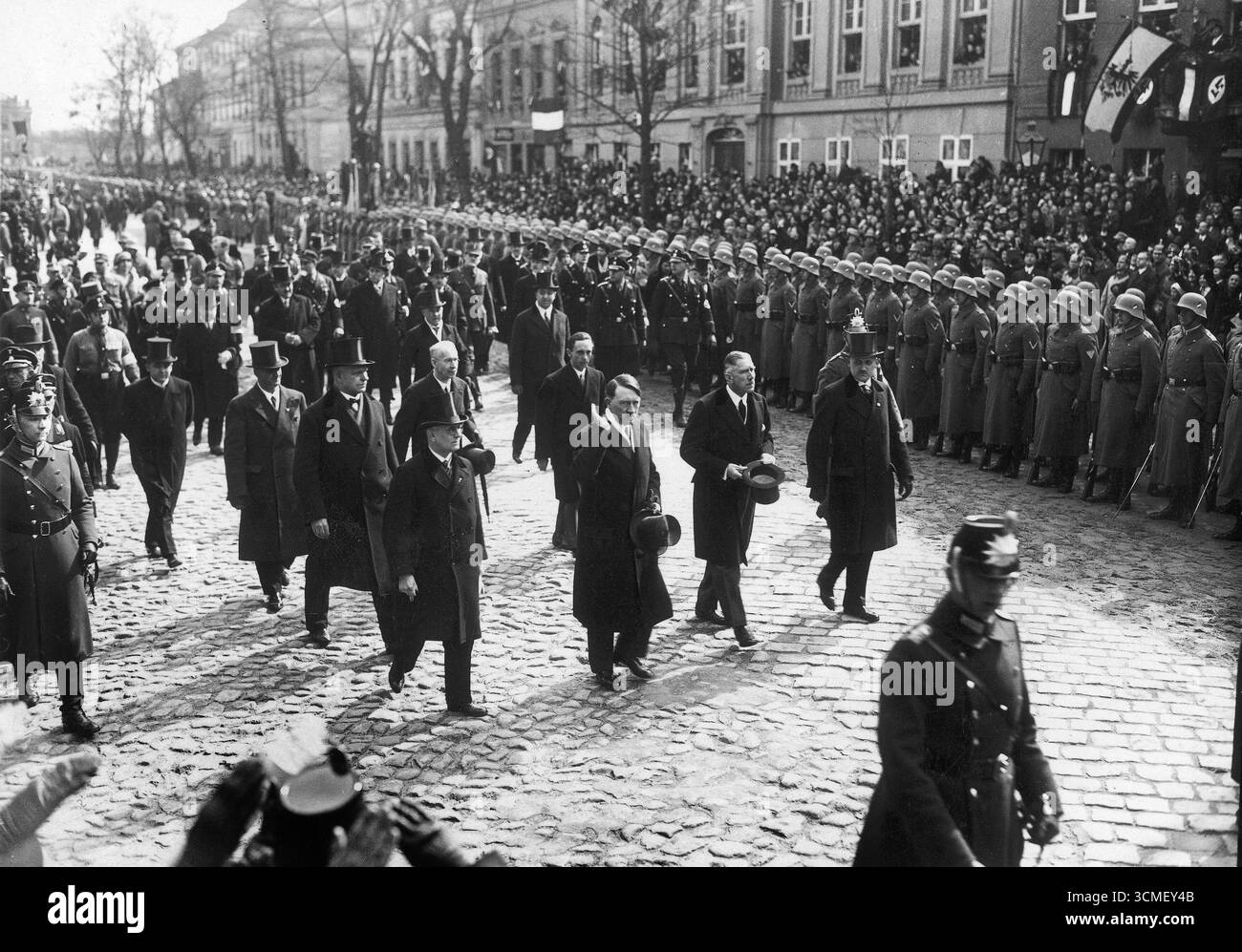Le dirigeant nazi Adolf Hitler rencontrera le président Paul von Hindenburg dans l'église de garnison de Potsdam, en Allemagne, le 21 mars 1933 Banque D'Images