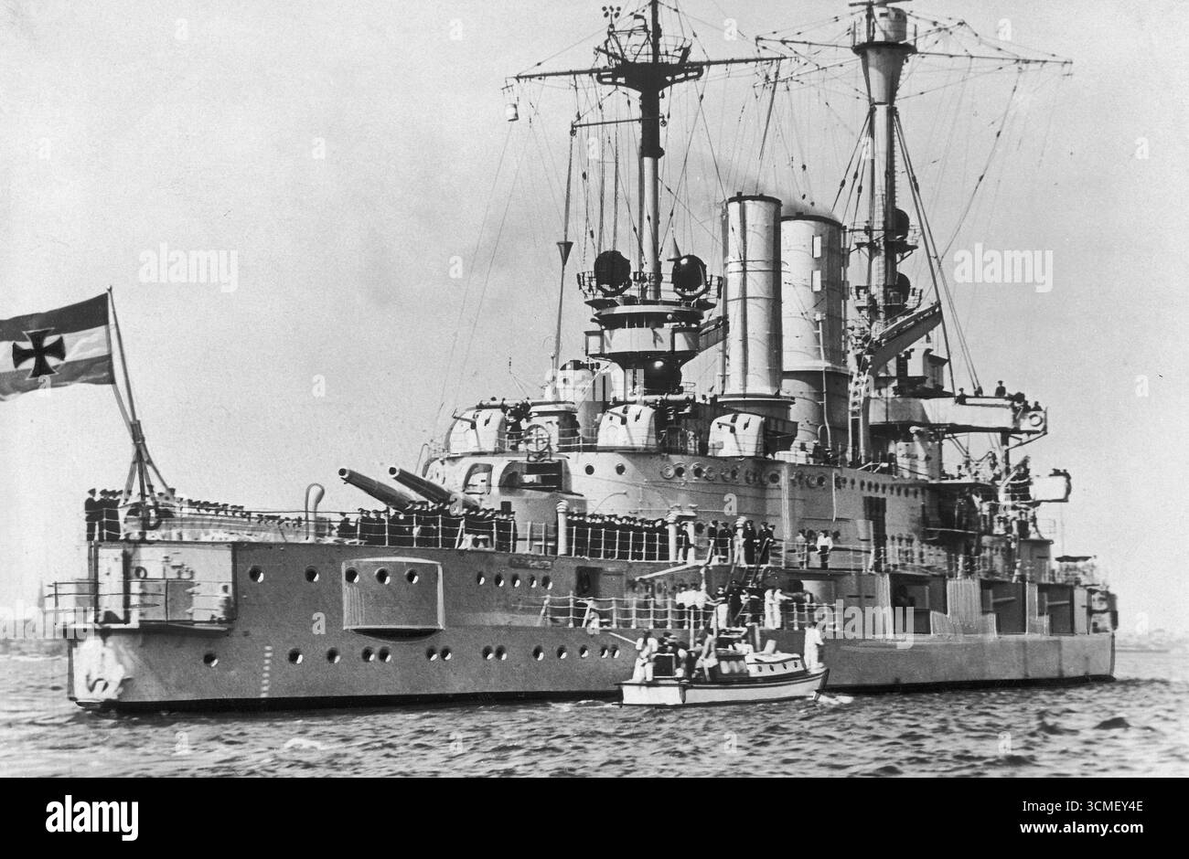 Le cuirassé SMS Schleswig-Holstein de côté. Un bateau est visible devant le cuirassé. Adolf Hitler accoste à côté, 1933 Banque D'Images