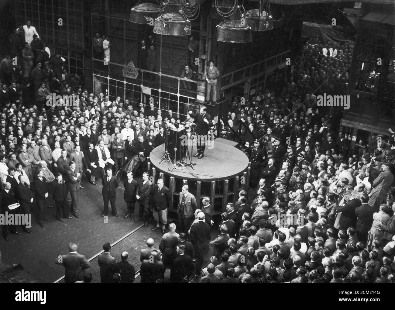 Le chancelier du Reich Adolf Hitler prend la parole lors d'un rassemblement électoral sur le terrain de l'usine Siemens. 1933 Banque D'Images