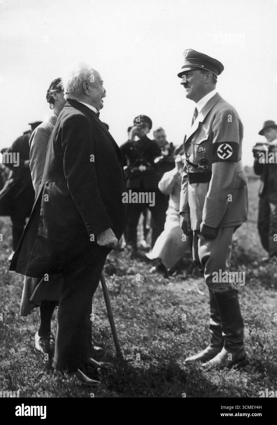 Le chancelier du Reich Adolf Hitler en conversation avec le général Karl Litzmann. 1933 Banque D'Images
