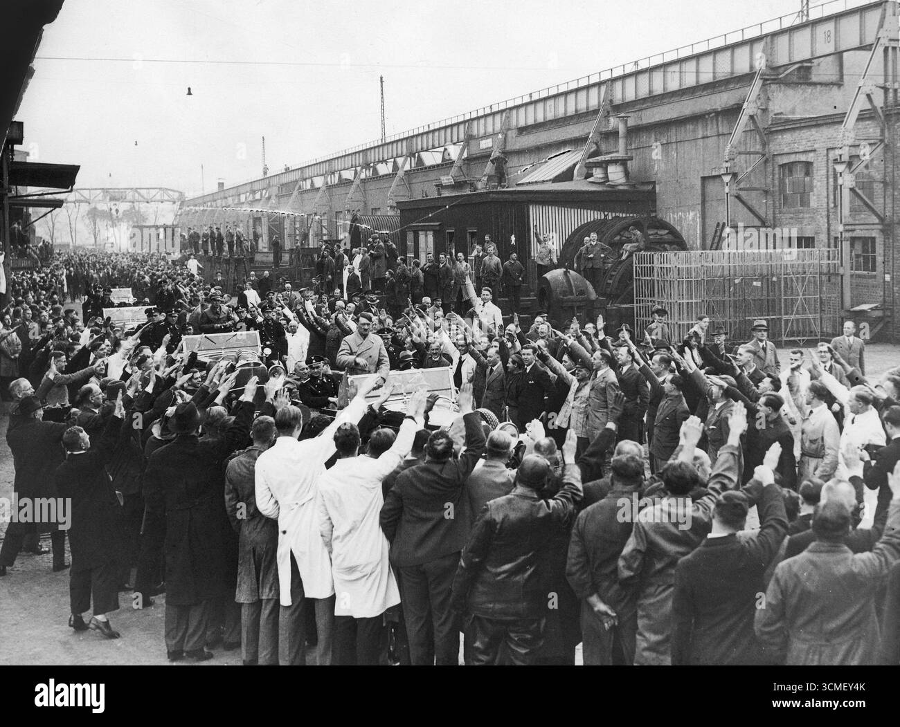 Adolf Hitler quitte Siemens Works, après avoir prononcé son dernier discours avant les élections allemandes. 1933 Banque D'Images