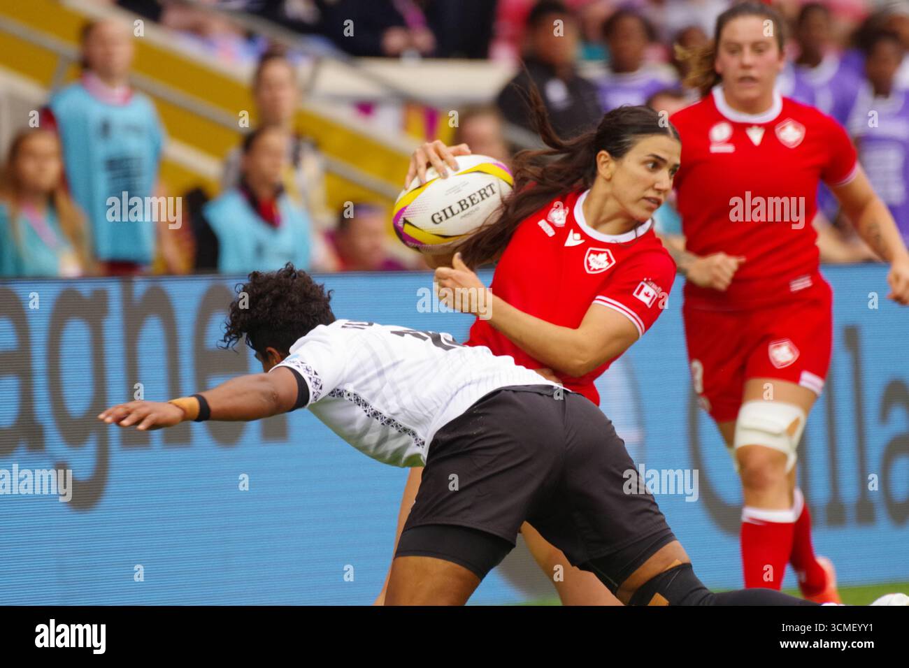 York, Angleterre, 23 août 2025. Litiana Vueti joue pour les Fidji contre le Canada face à Julia Schell dans la Coupe du monde de rugby féminin au York Community Stadium. Crédit : Colin Edwards Banque D'Images