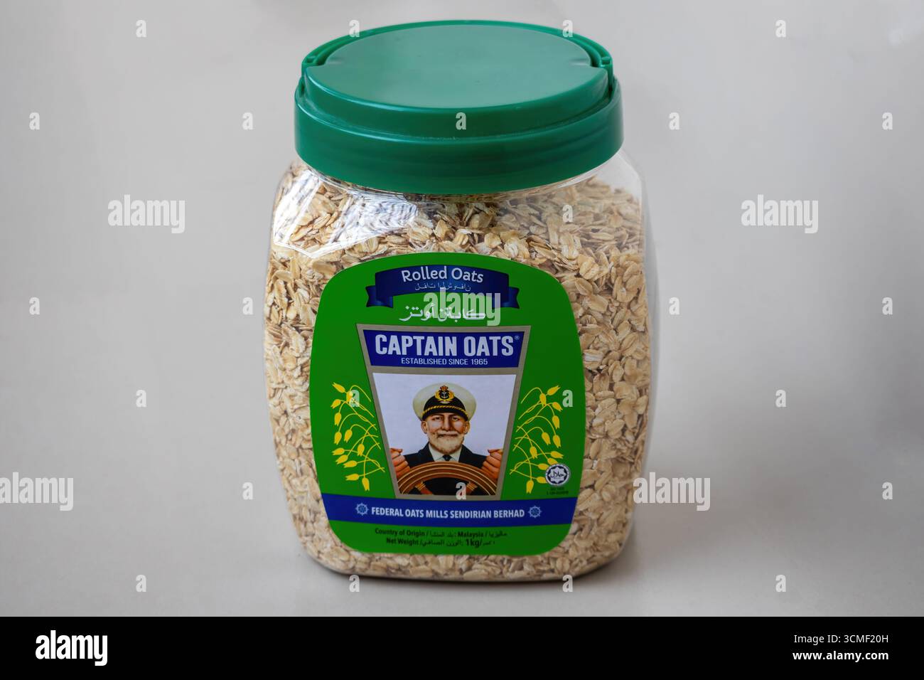 Gros plan d'un pot de 1 kg de flocons d'avoine Captain Oats, présentant l'emballage et la nourriture naturelle et saine à l'intérieur pour un petit déjeuner nutritif. Banque D'Images